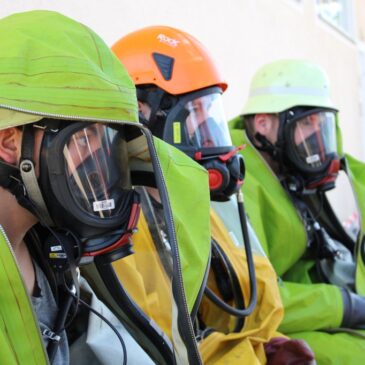Weitere neue Chemikalienschutzanzug-Träger*innen im Landkreis