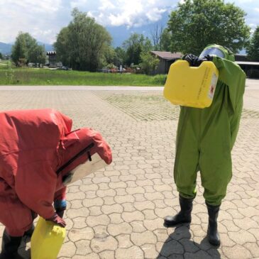 Für den Einsatz im Chemiekalienschutzanzug ausgebildet